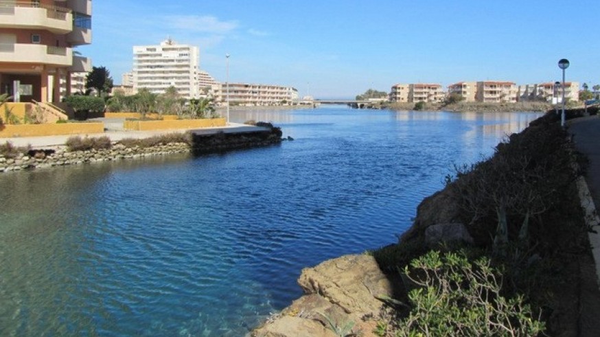 Herido al caerse en el canal de La Gola de La Manga y golpearse la cabeza