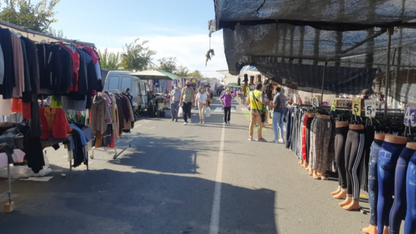 Indignación entre los vendedores del mercado de Los Narejos por la ausencia de clientela