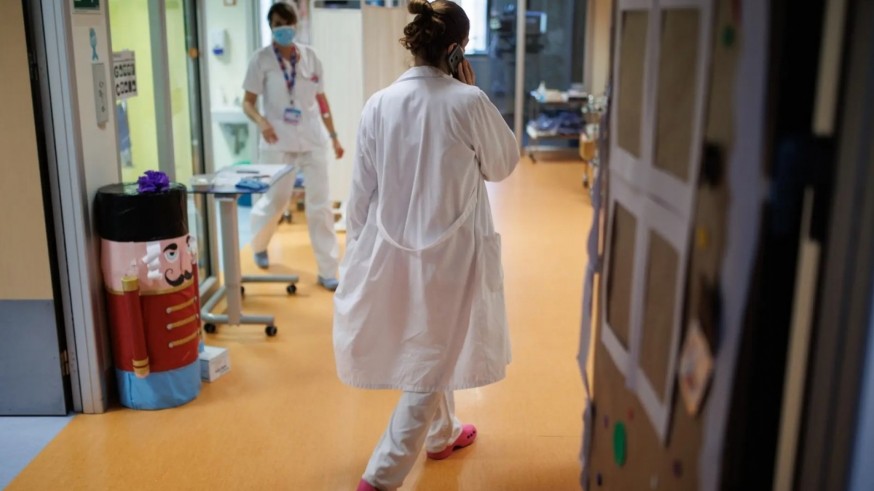 Salud ve "inviable" reducir las guardias de los médicos a 17 horas