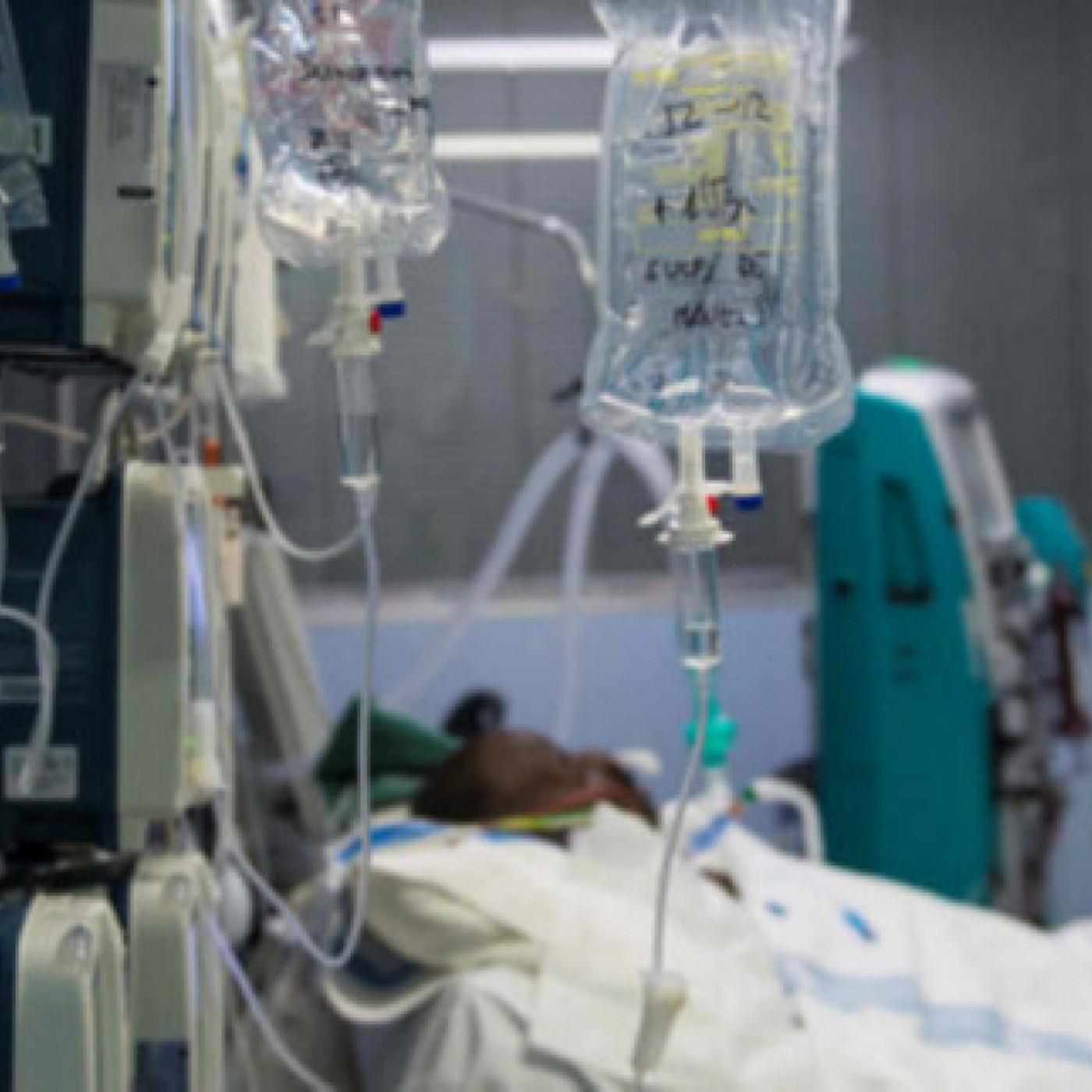 Sanitarios y familiares de enfermos saludan la prohibición de visitas en hospitales