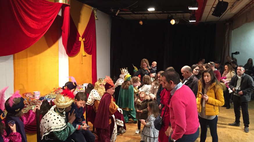 Los Reyes Magos con los niños en Cehegín