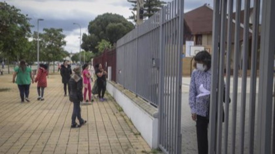 Personas en la puerta de la Fundación Don Bosco, para recibir alimentos del Proyecto Fraternitas en Sevilla. EUROPA PRESS.