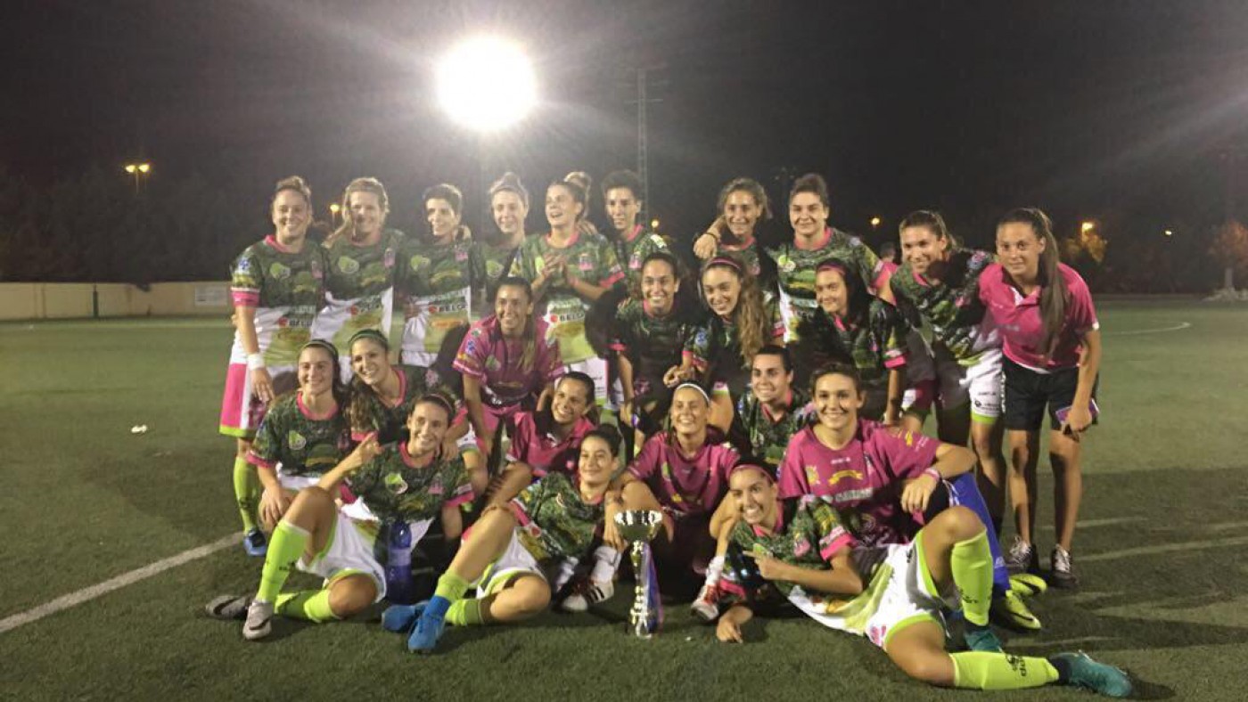 El equipo del Lorca Féminas posa con la copa de campeón (Foto: Ana Meca/ORM)