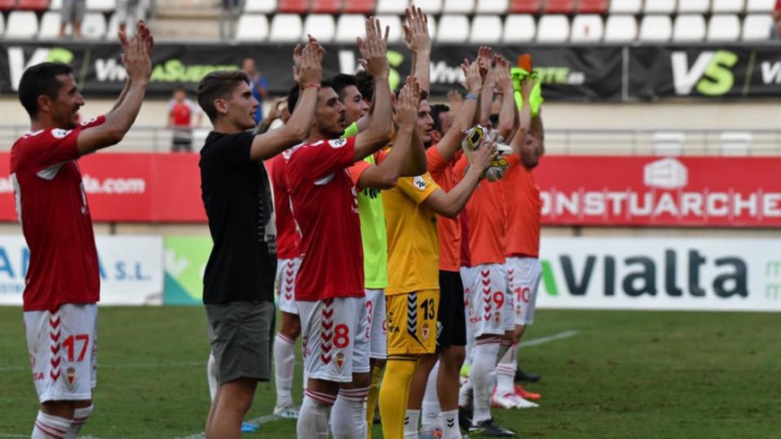 La plantilla del Real Murcia aplaude a la afición tras ganar al Mérida. Foto: Real Murcia