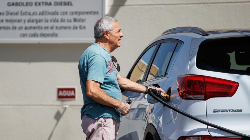 Los carburantes suman su tercera semana de caídas y hacen más barata la operación salida de agosto