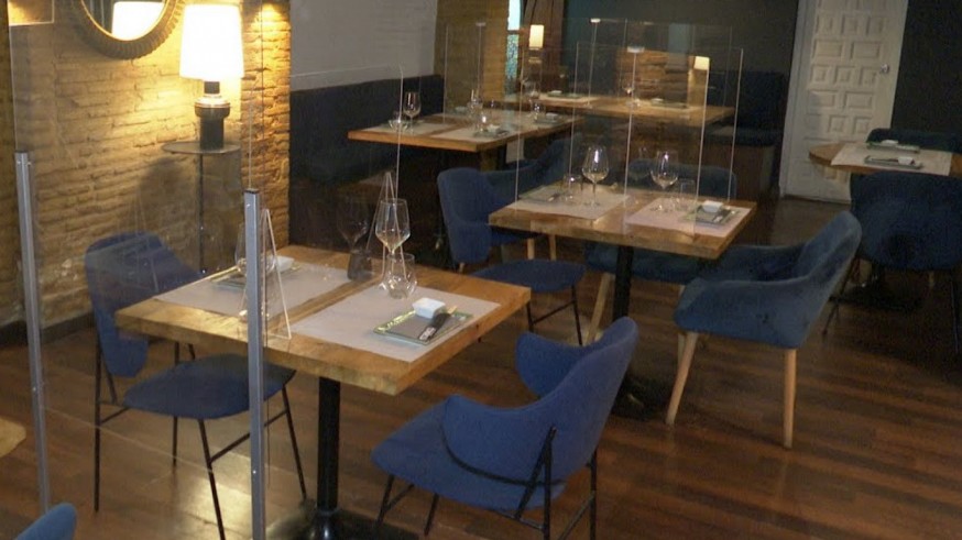 Mamparas protectoras entre las mesas de un restaurante. Europa Press