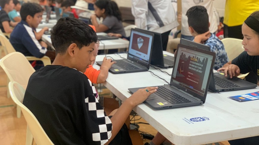 Alumnos del IES Menárguez aprenden y enseñan trucos para utilizar internet con cabeza