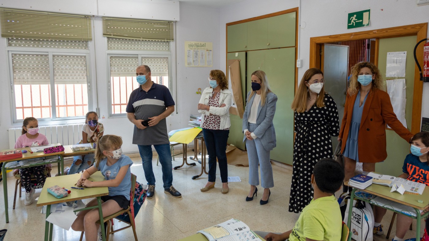 Campuzano, en el centro de la imagen, durante una visita a un centro educativo de Cehegín. ENRIQUE SOLER