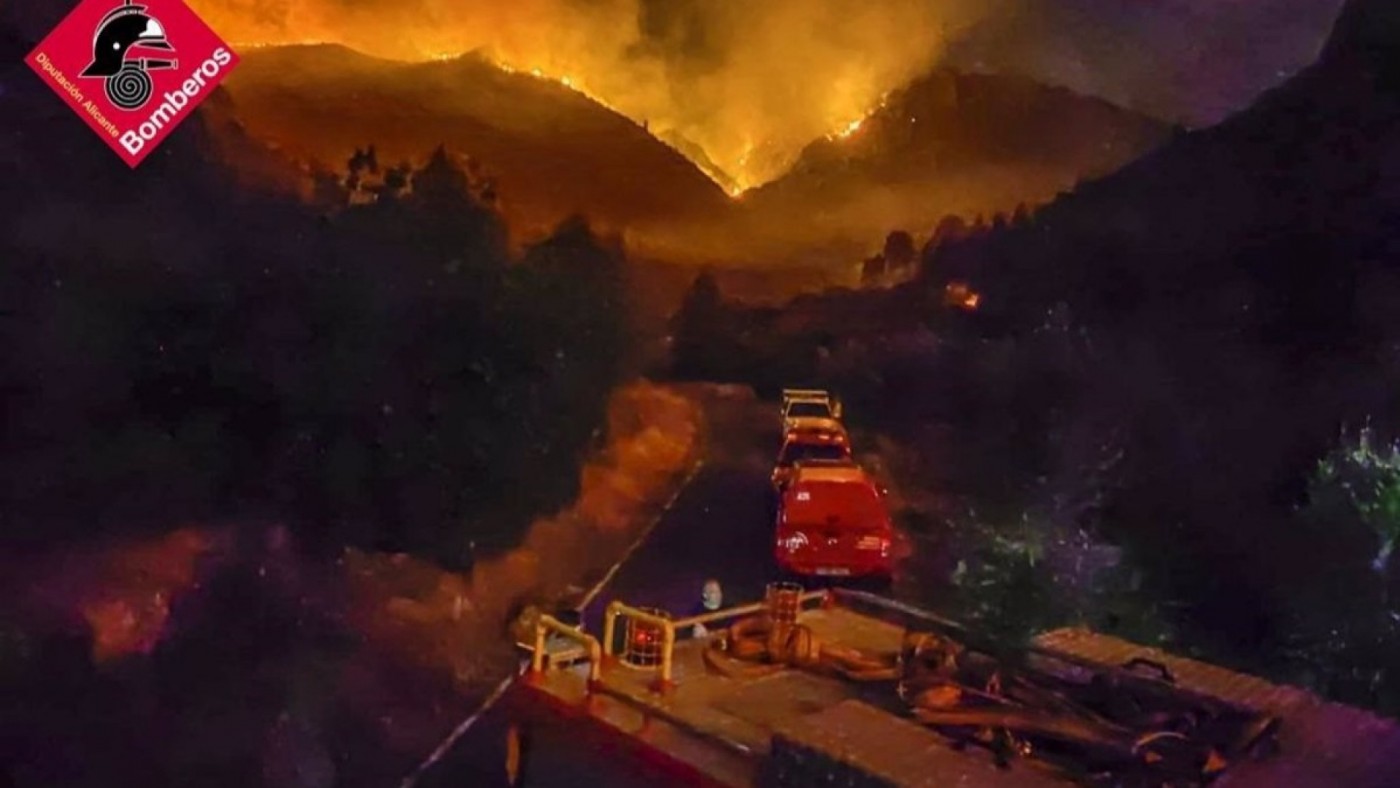 Murcia envía medios aéreos y terrestres para colaborar en la extinción del incendio de la Vall d'Ebo