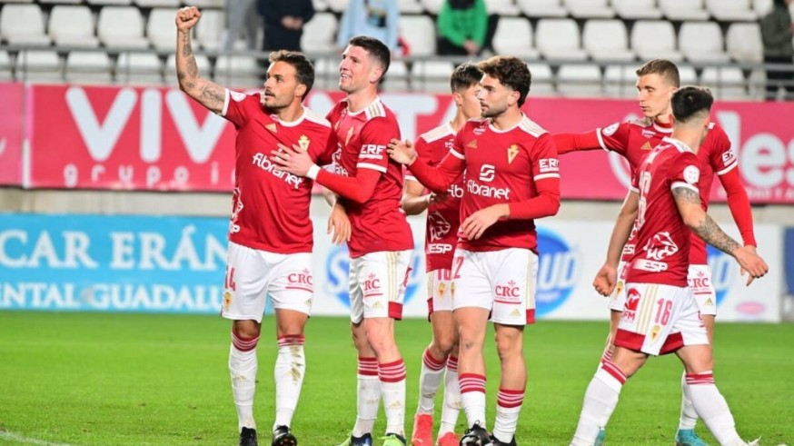 Pedro León guía al Murcia para seguir en playoff (2-0)