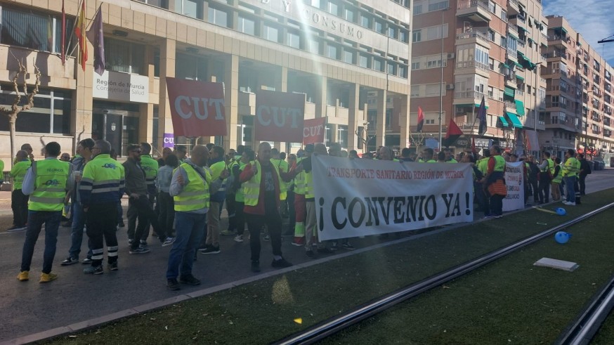Protesta de los trabajadores de transporte sanitario por el bloqueo en la negociación colectiva