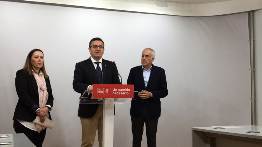 Diego Conesa (centro) flanqueado por Lourdes Retuerto (izda.) y Alfonso Martínez Baños. ASR