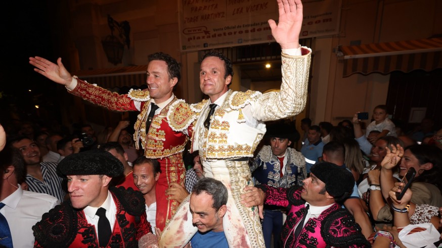 Rafaelillo y Ferrera, a hombros en su mano a mano con "victorinos" en Murcia