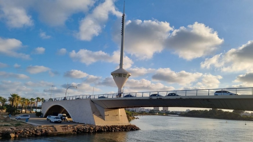 Logran cerrar manualmente el Puente del Estacio en La Manga