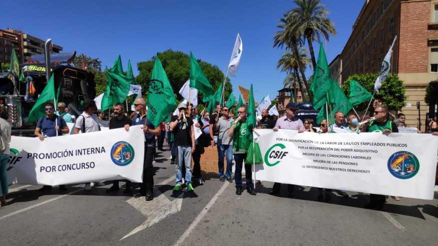 CSIF protesta ante la Delegación del Gobierno por la pérdida de poder adquisitivo de los empleados y la ausencia de negociación salarial