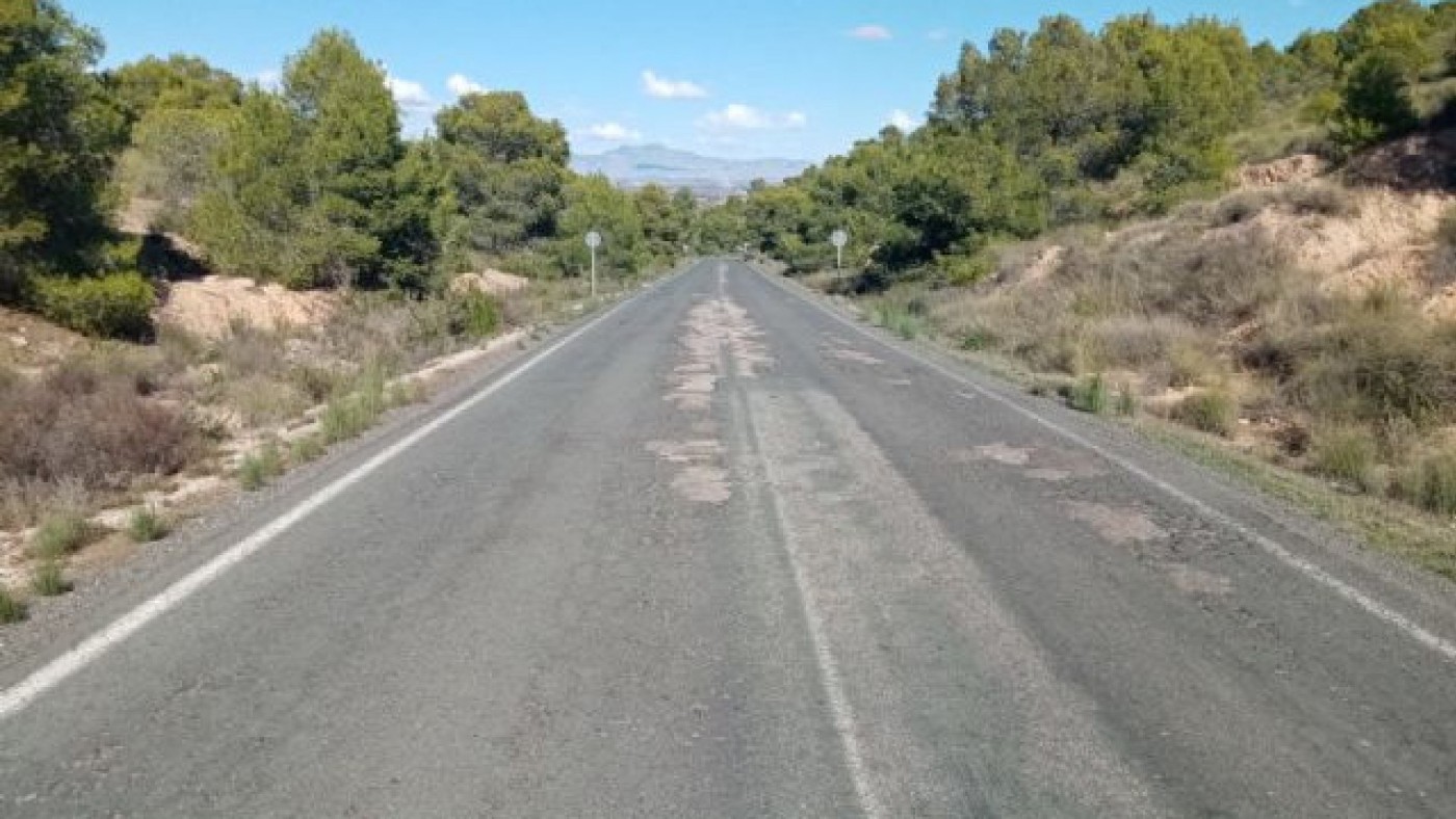El Ayuntamiento de Mula denuncia el mal estado en el que se encuentra la carretera de la pedanía de Fuente Librilla a Barqueros (Murcia)