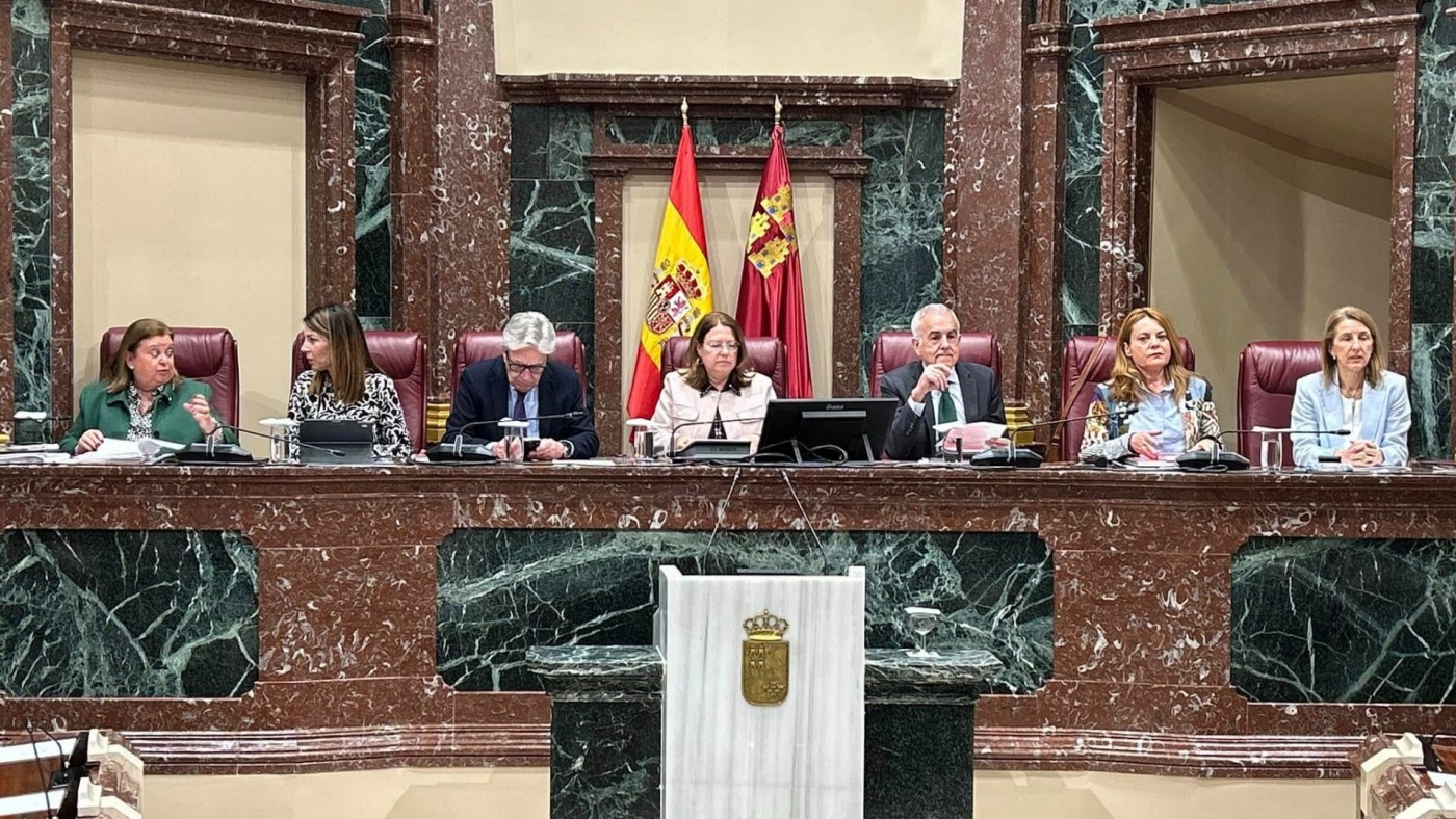 PP y VOX votan juntos en la Asamblea contra la cesión de transferencias sobre inmigración a Cataluña