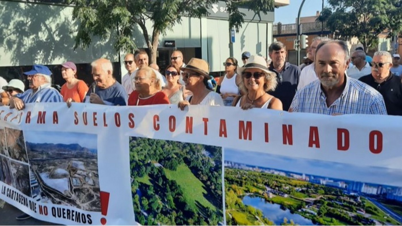 "El peligro fundamental es el cadmio, que es cancerígeno. Y cuando viene viento de Levante, lo mete en la casas del barrio"
