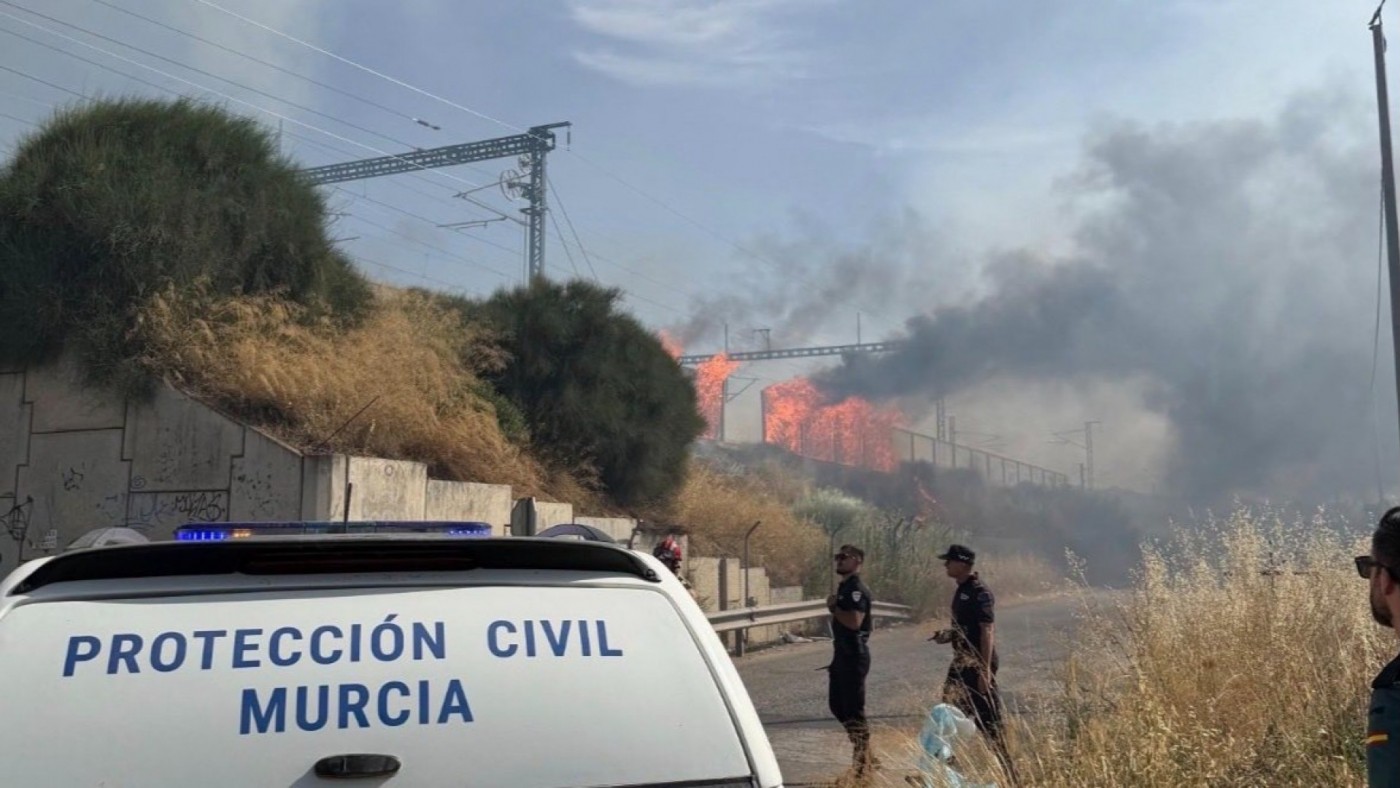 Un incendio corta las vías del tren en Murcia