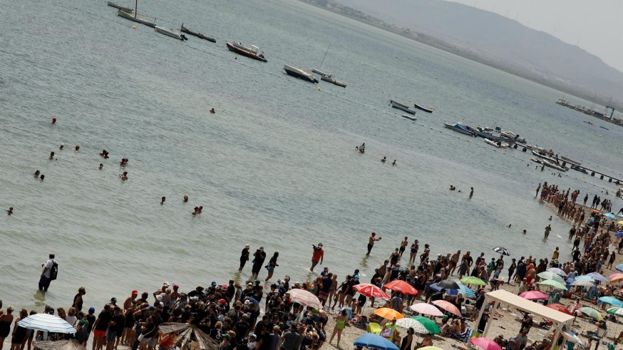 El deterioro del Mar Menor desplaza turistas y reduce el valor inmobiliario