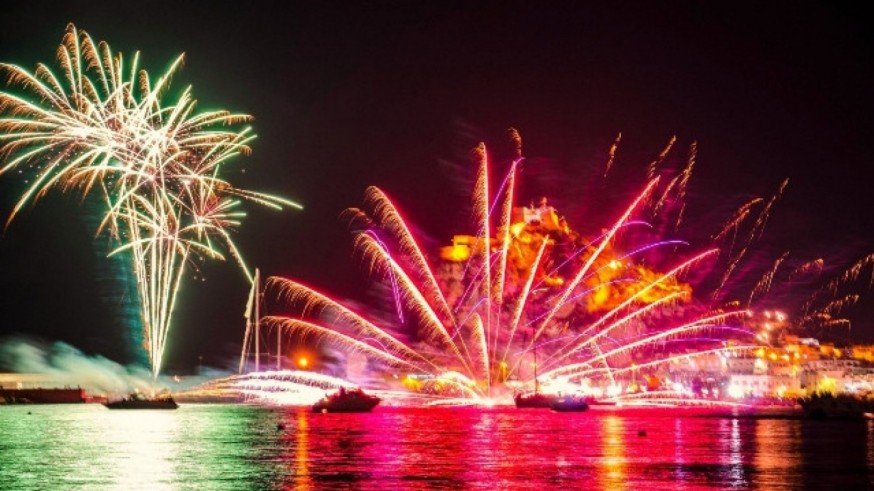 El cielo de Águilas vuelve a iluminarse con los fuegos artificiales