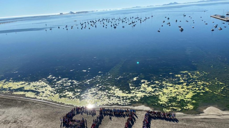 Imagen de una concentración junto al Mar Meno