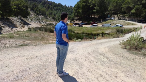 El concejal Diego Boluda en la zona donde dejan sus coches las personas que acceden a Fuente Caputa