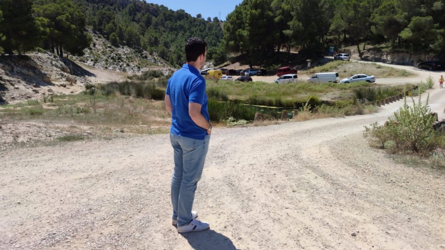 El concejal Diego Boluda en la zona donde dejan sus coches las personas que acceden a Fuente Caputa