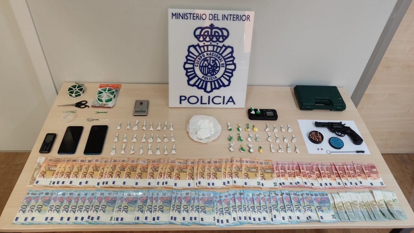 La Policía Nacional detiene a tres integrantes de una organización de venta de droga conocida como 'telecoca'