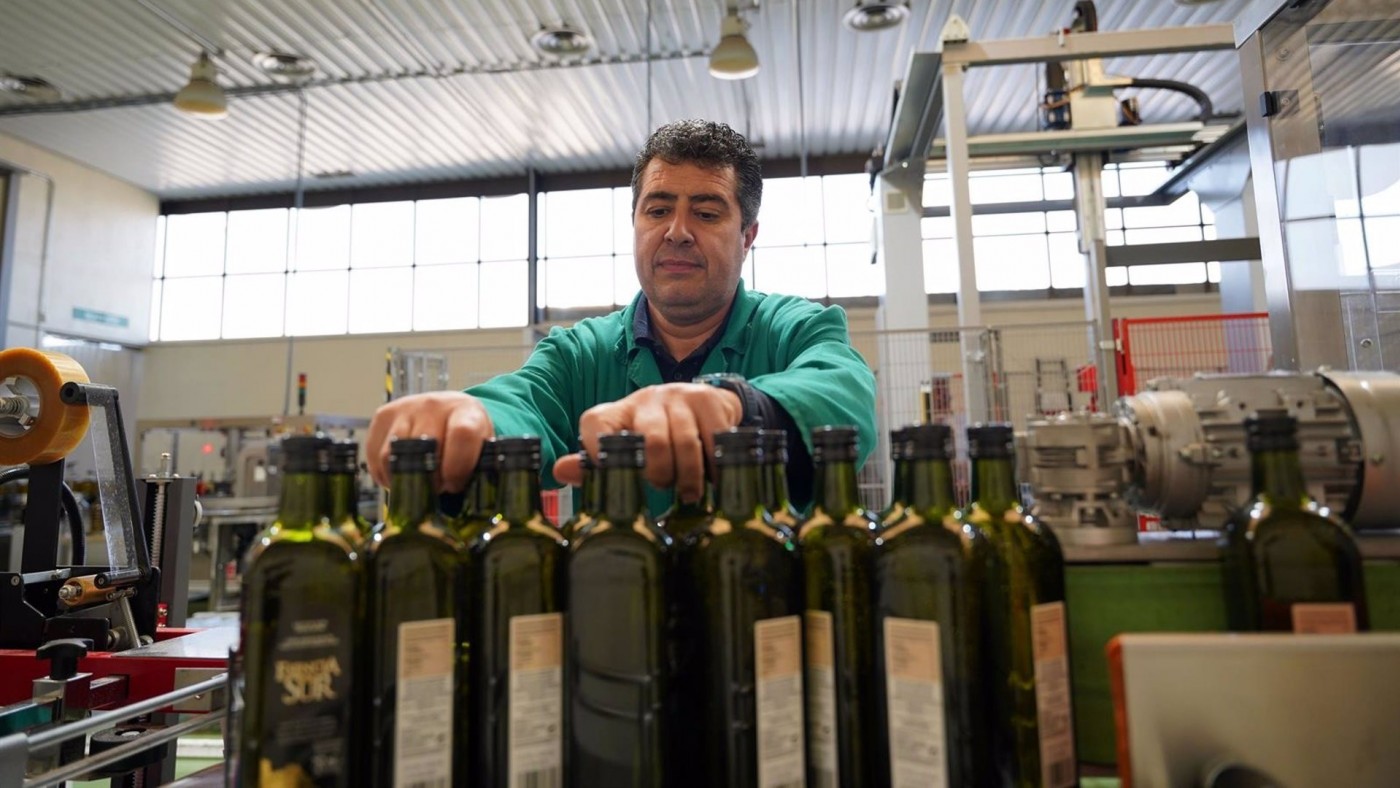 El Gobierno aprobará el martes la rebaja del IVA del aceite de oliva al 0% a partir de julio