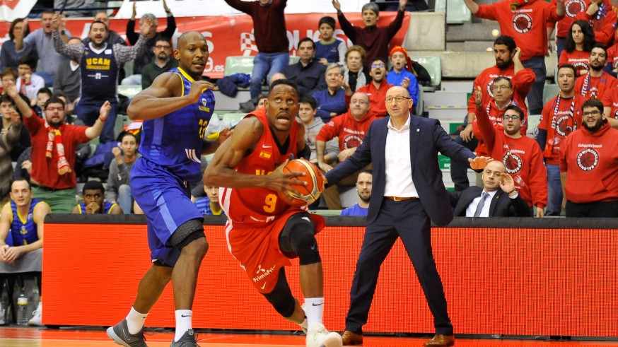 Mladen Drijencic, a la derecha observando una jugada (foto: FIBA / Javier Bernal​​​​​​​​​​