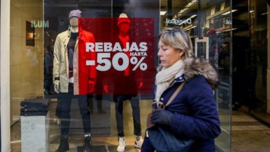 una persona junto a una tienda de ropa
