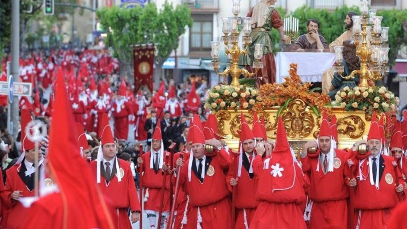 'Los Coloraos', pendientes del cielo para salir a las calles de Murcia en la noche del Miércoles Santo