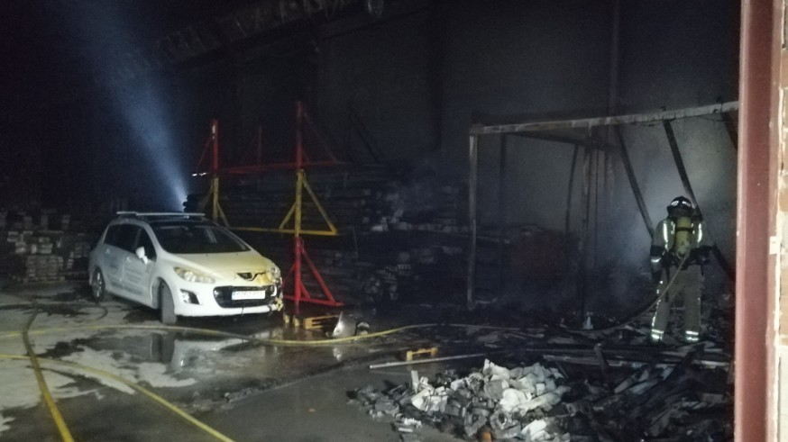 Un incendio arrasa una fábrica de toldos en Balsicas