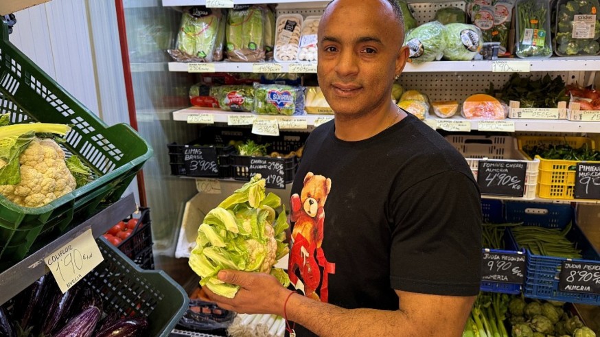 En Personas que cuentan, Luis Alcázar nos presenta a Dari Dari, frutero que se dedica también a la música