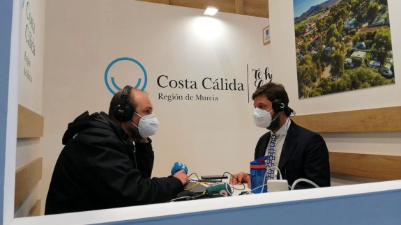 Enrique Soler y el director general de Turismo, Juan Francisco Martínez Carrasco, en Fitur