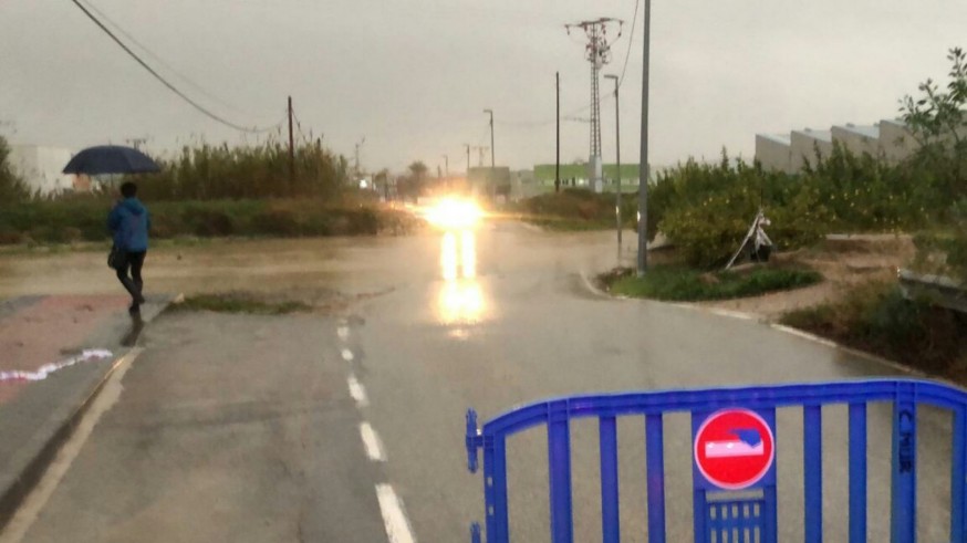 Carretera cortada en el término municipal de Murcia por las lluvias.
