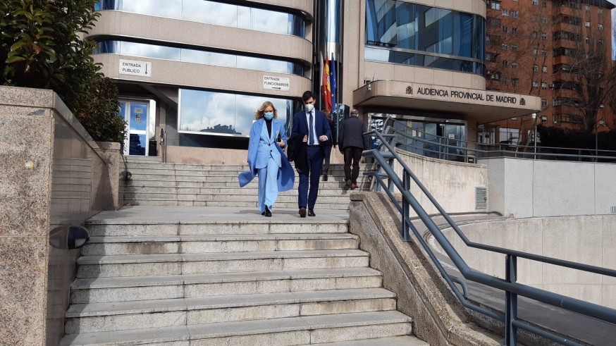 Cristina Cifuentes saliendo de la Audiencia Provincial acompañada de su hijo