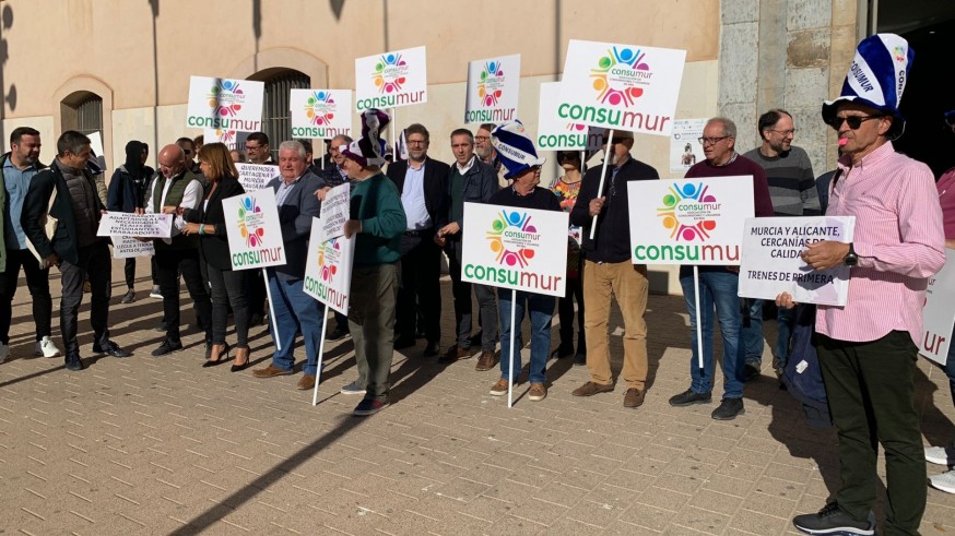 Concentración de ‘Consumur sombreros altos’ contra abandono ferrocarril