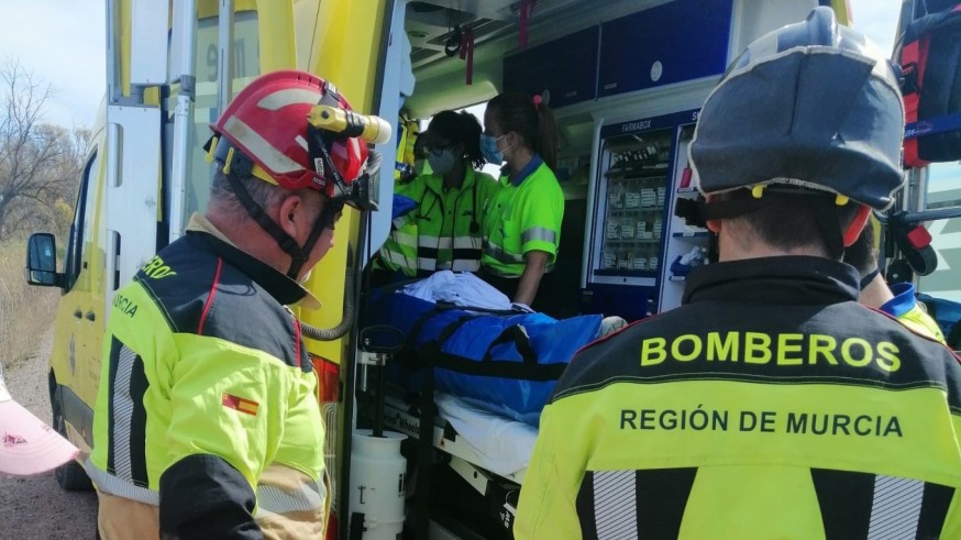 Herido un hombre al caer por un terraplén con un vehículo mientras trabajaba en Totana 
