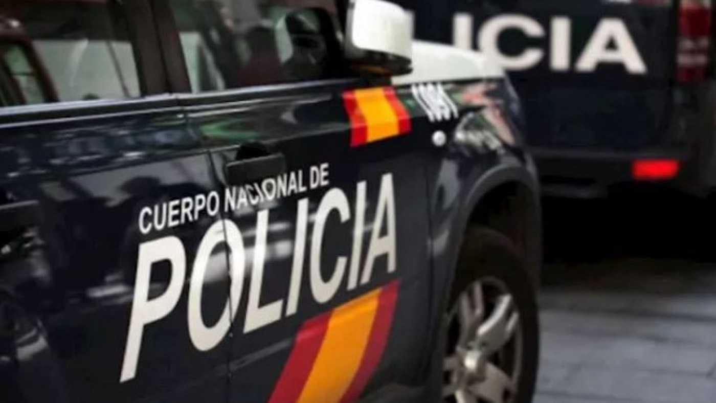 Policías salvan a un hombre de caer desde un puente en Murcia haciendo una cadena humana