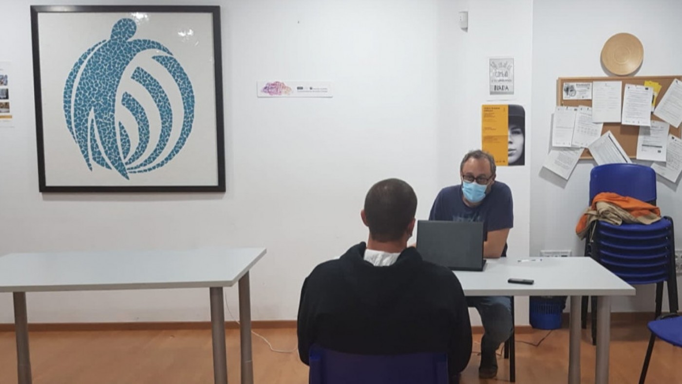 Un profesional de Fundación Diagrama, en una sesión sobre adicciones. Foto: Fundación Diagrama
