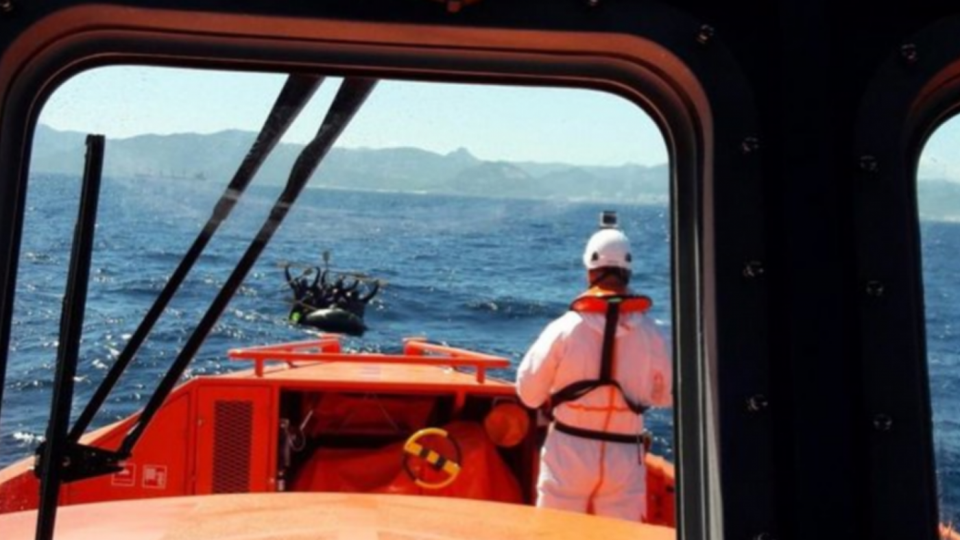 Imagen de archivo de salvamento marítimo interceptando una patera