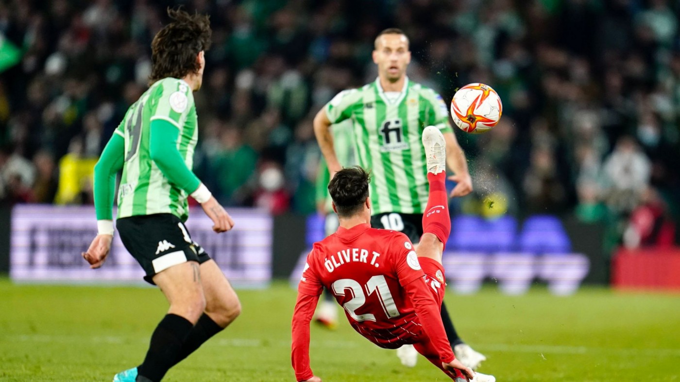 El Betis - Sevilla de Copa del Rey, suspendido tras impactar un palo en el jugador sevillista Joan Jordán