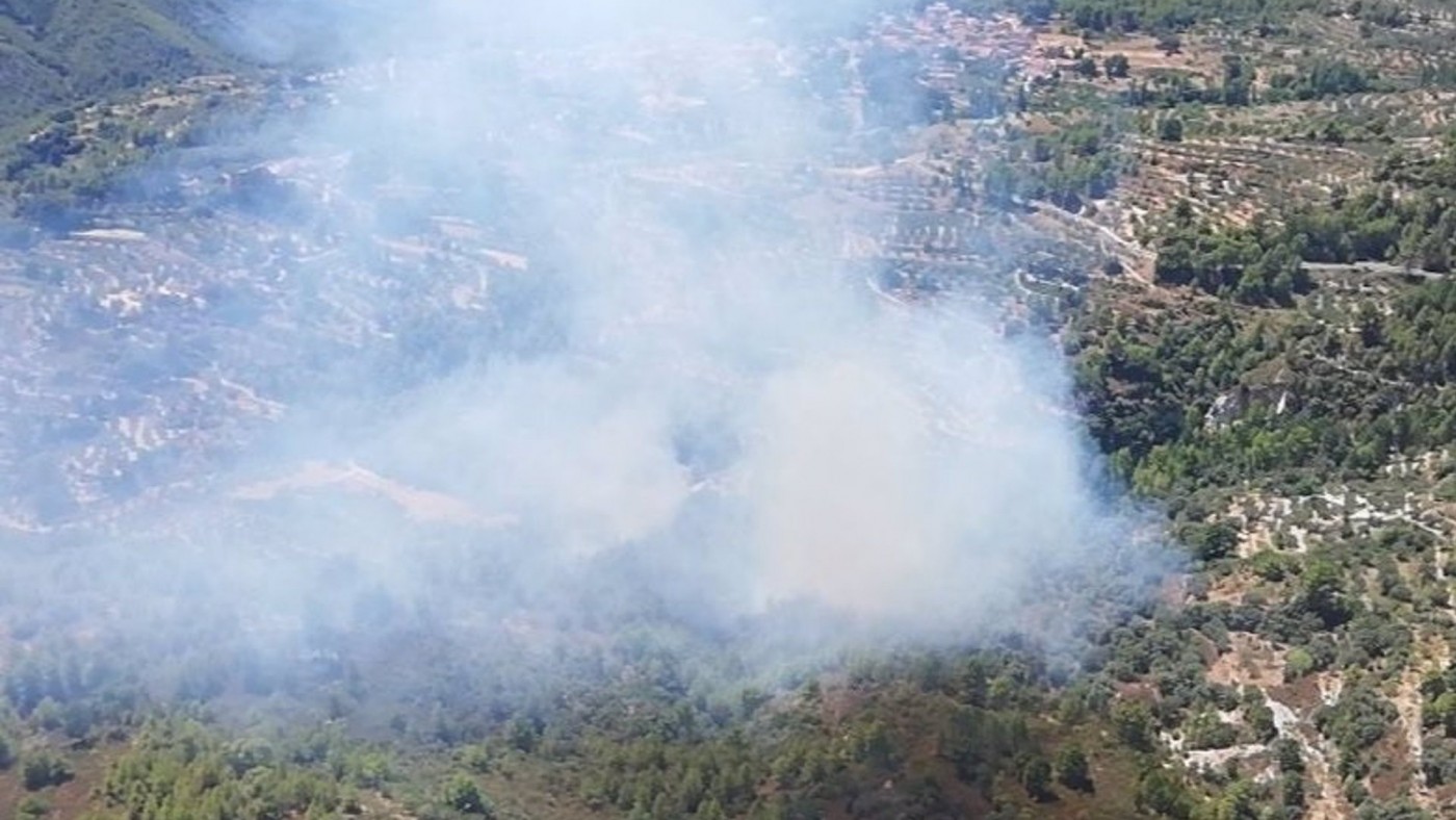Murcia moviliza efectivos terrestres y aéreos para colaborar en el incendio de Yeste, en Albacete