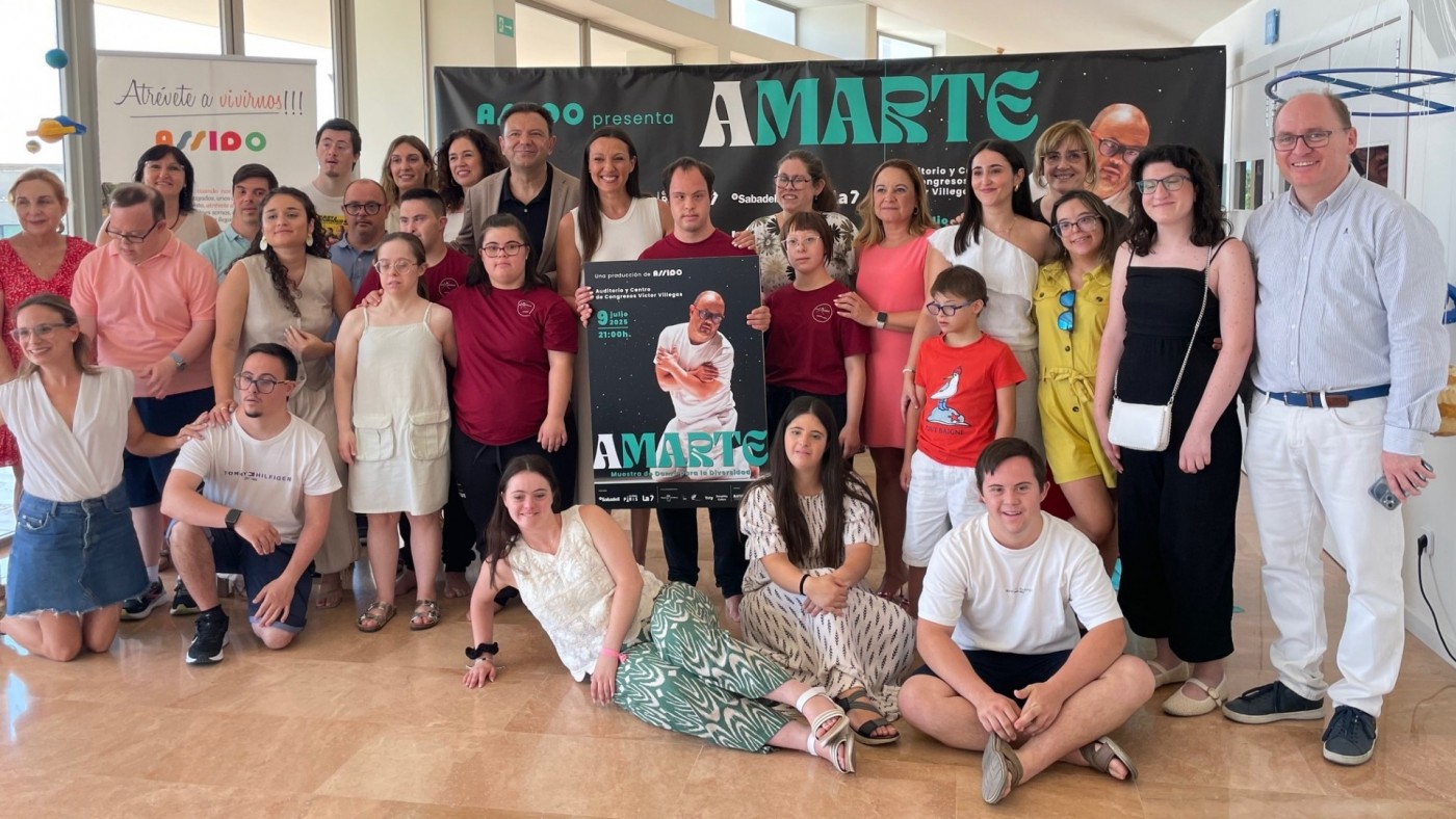 La consejera Carmen Conesa, el presidente de ASSIDO, Víctor Martínez, y el protagonista del cartel de la gala, José Mª García, presentaron la muestra