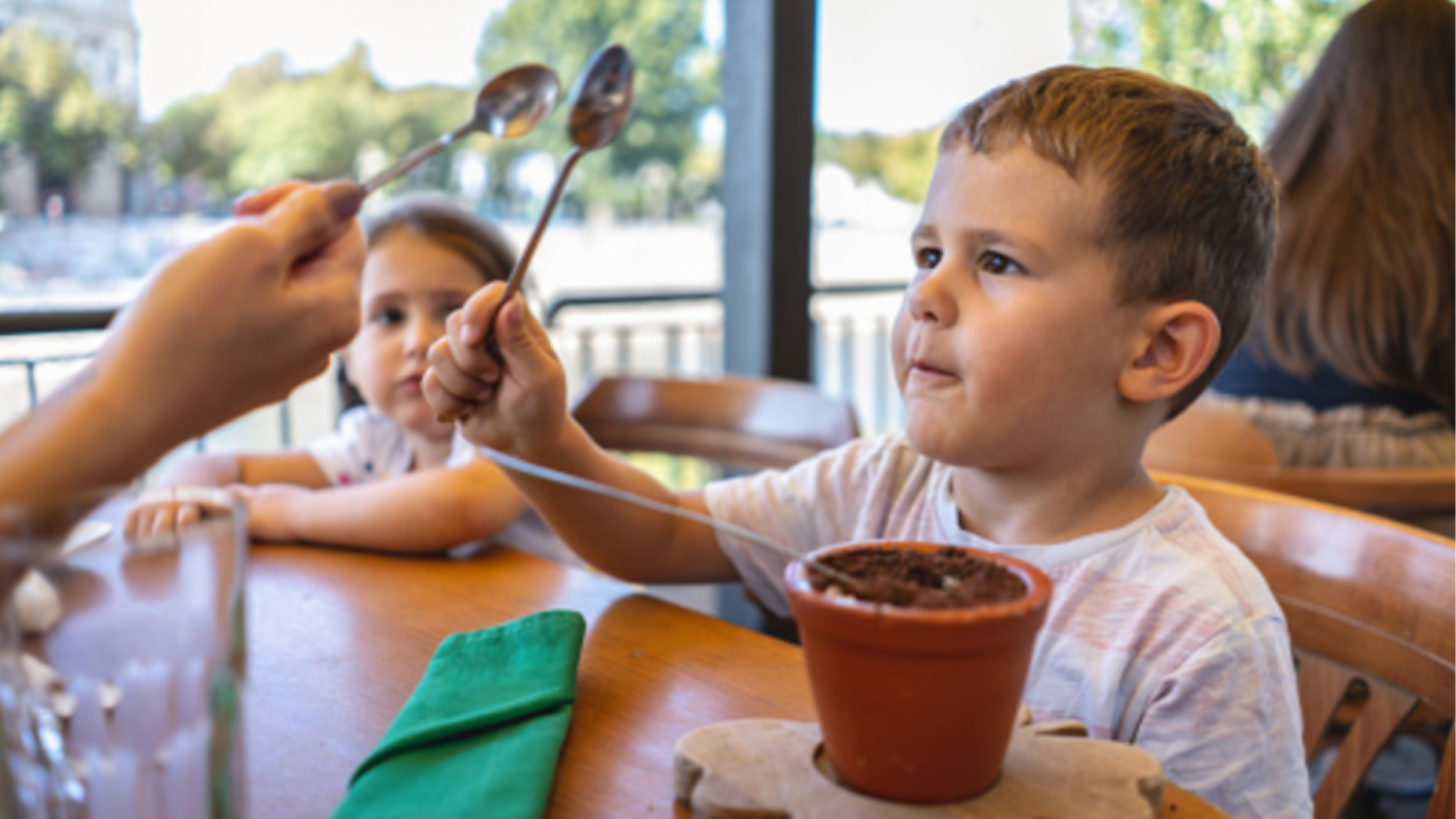 Podemos propone suprimir el veto a niños en hoteles y restaurantes