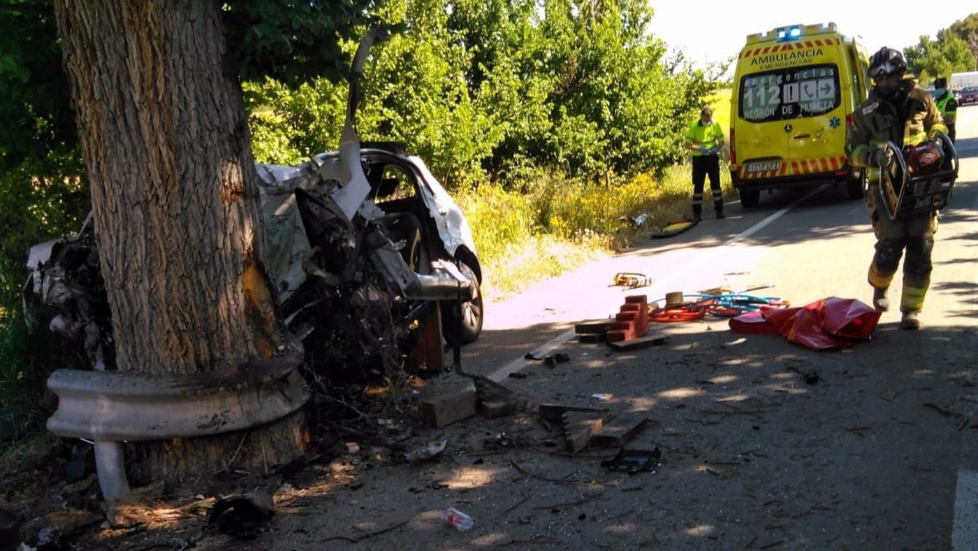 El vehículo ha impactado de lleno contra un árbol situado muy cerca de la carretera