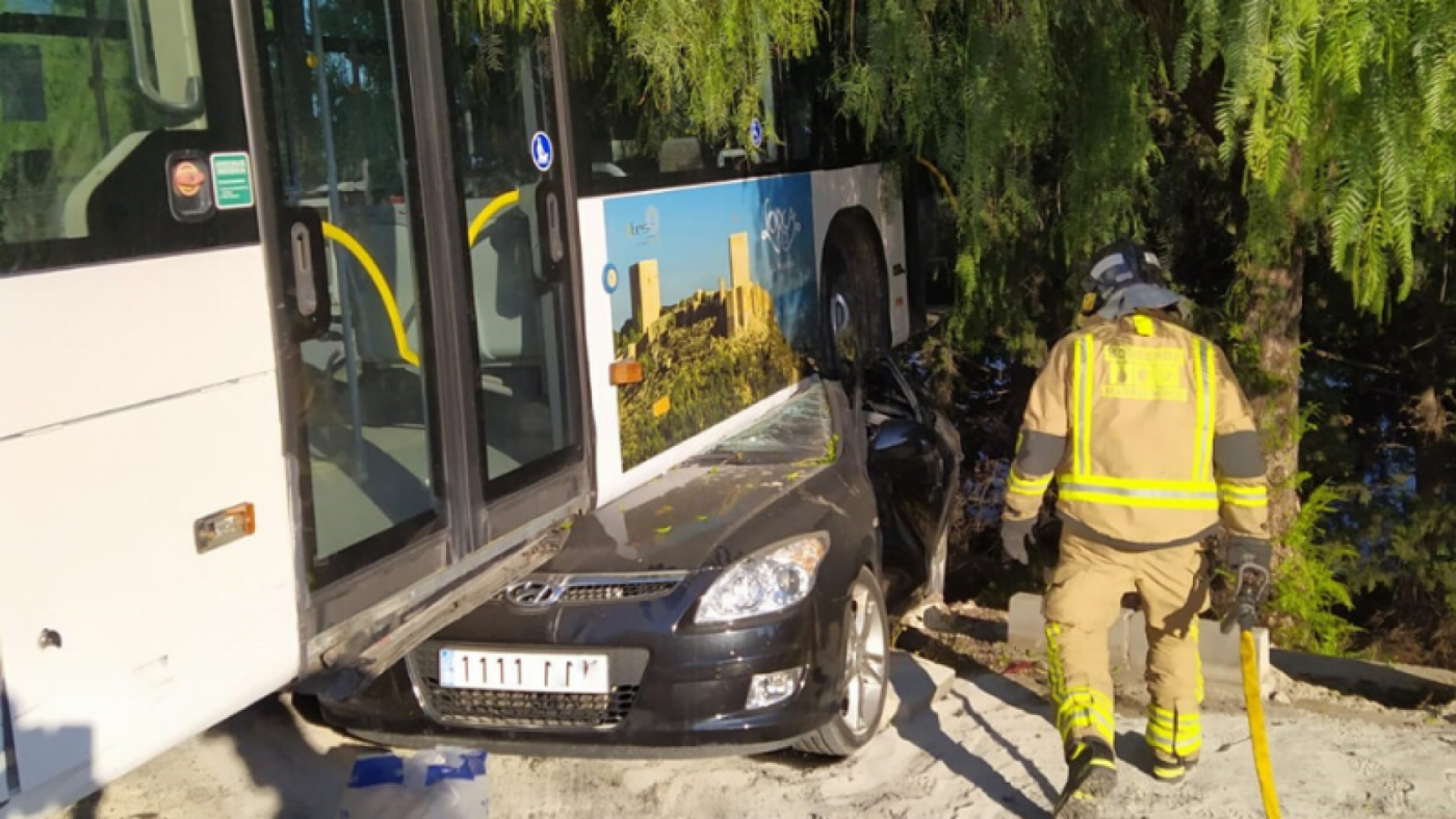 Dos heridos tras caer un autobús por un terraplén en Lorca