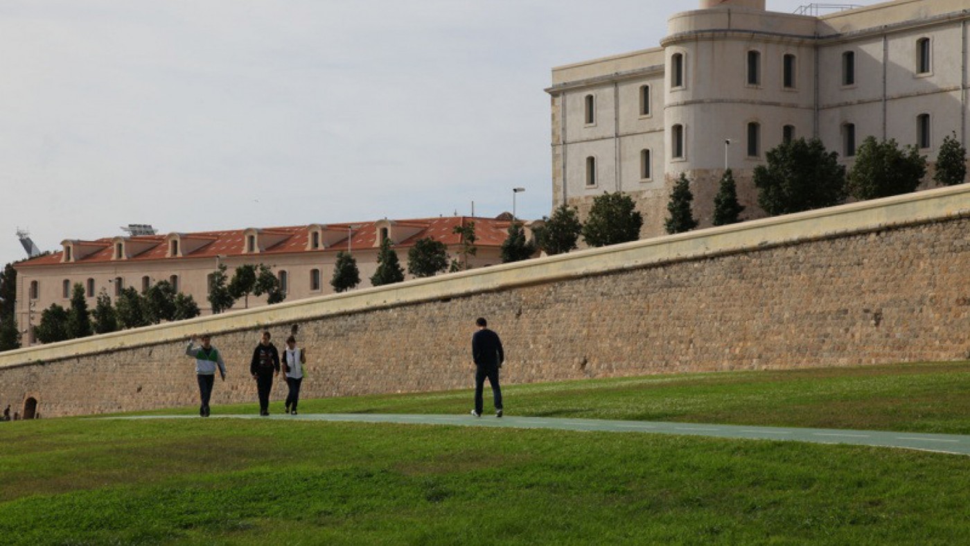 Estudiantes paseando cerca de la Universidad Politécnica